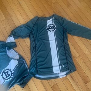 2 mountain bike jerseys